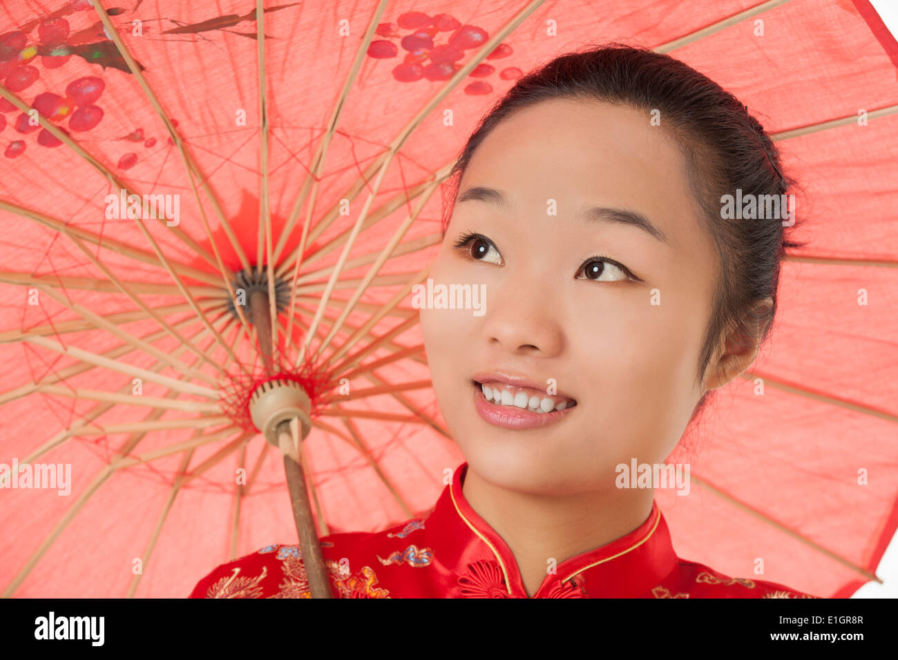 Schöne chinesische Frau trägt ein traditionelle Kleid bekannt als ein Chipao Stockfoto