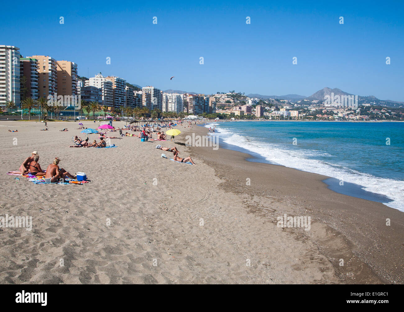 Playa de Malaguera Sandstrand Menschen Sonnenbaden am Meer, Malaga, Spanien Stockfoto