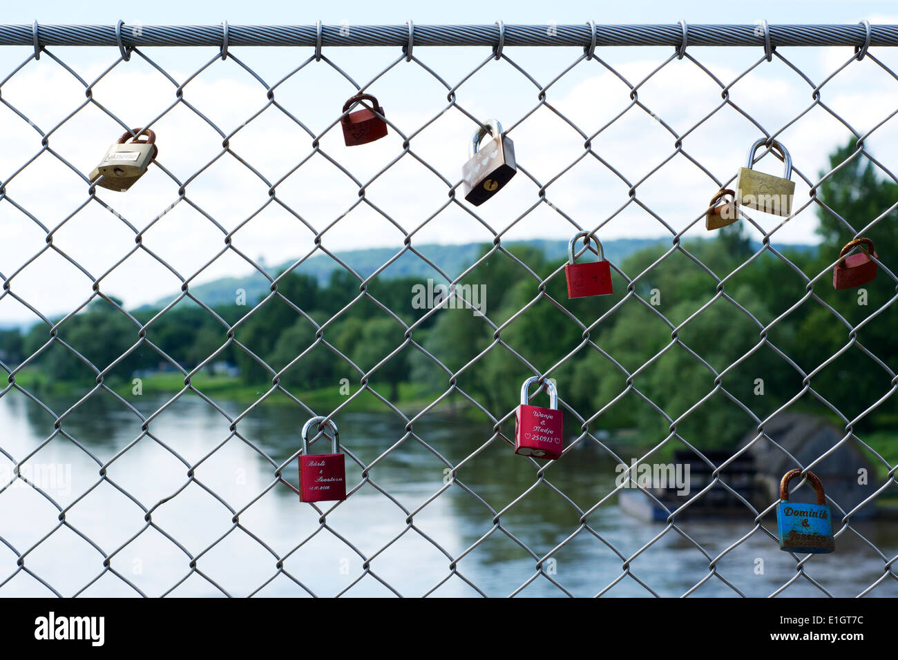 "Liebe sperrt" auf dem Glacis-Brücke über die Weser in Minden (Deutschland, Nordrhein-Westfalen). Stockfoto