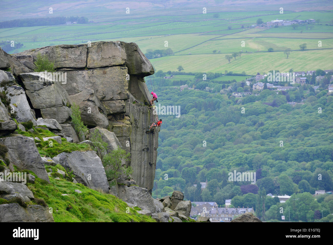 Abseilen an der Felswand Kuh und Kalb auf Ilkley Moor West Yorkshire England UK Stockfoto