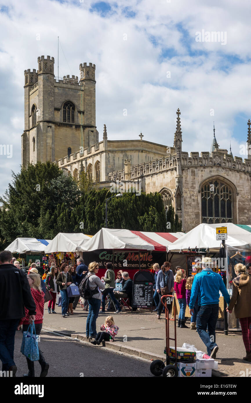 Marktplatz und grossen St. Marys Kirche Cambridge beschäftigt Stockfoto