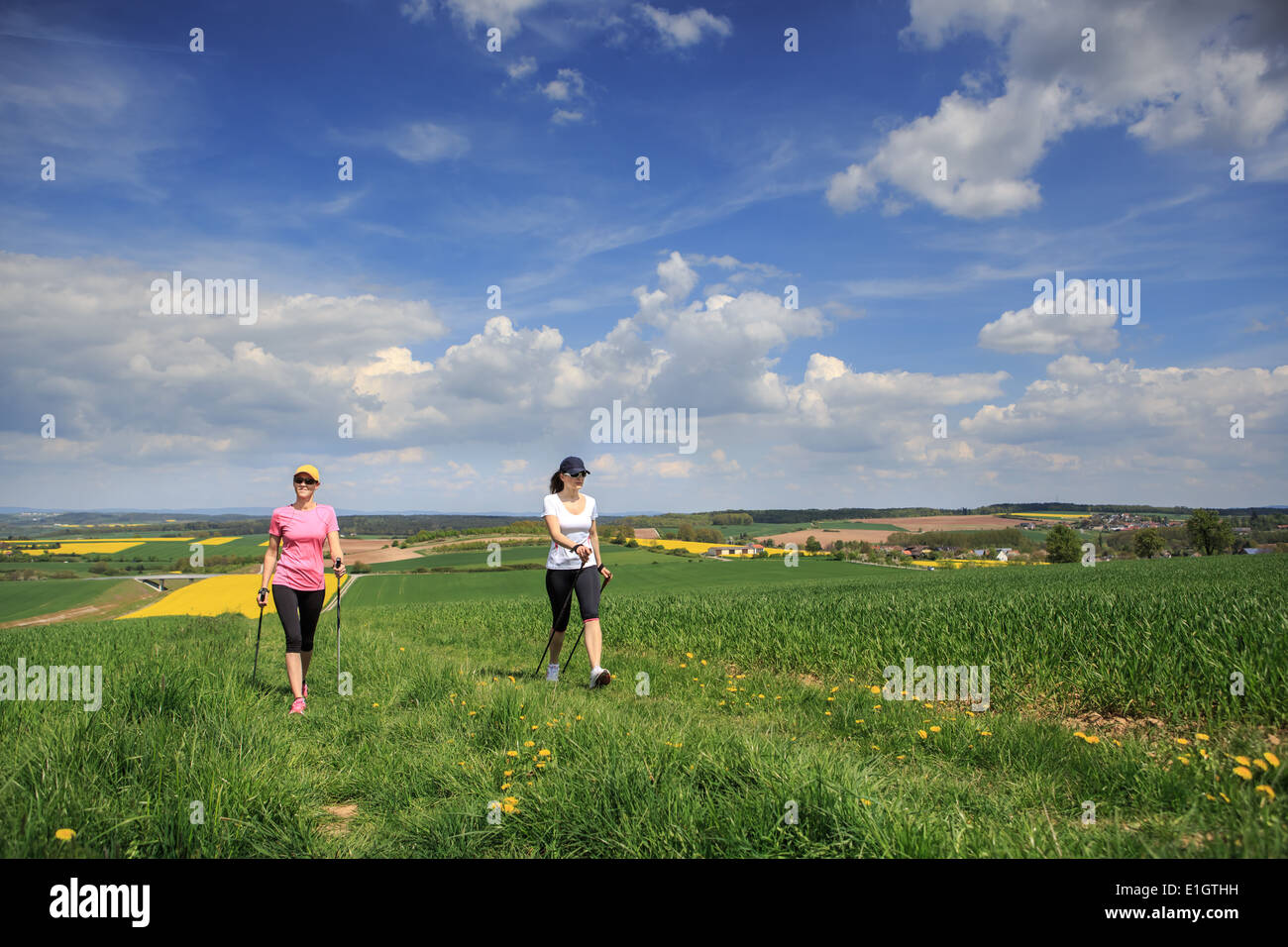 Frauen-nordic-walking durch ländliche Landschaft Stockfoto