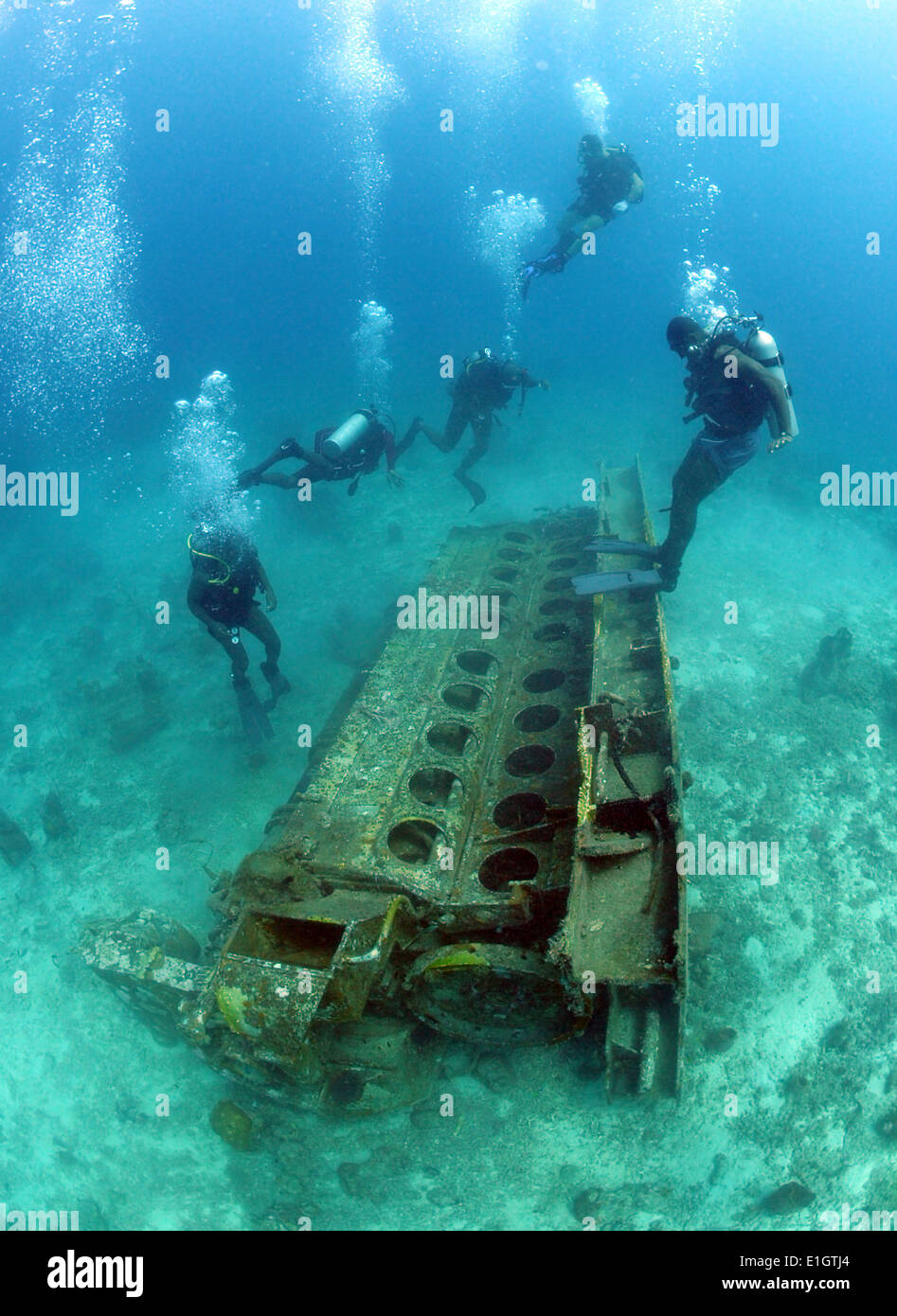 US Navy Taucher sehen einen 22-Tonnen-Motorblock vor der Küste von Bridgetown, Barbados, 16. Juni 2011, während Navy Diver-südlichen Pa Stockfoto