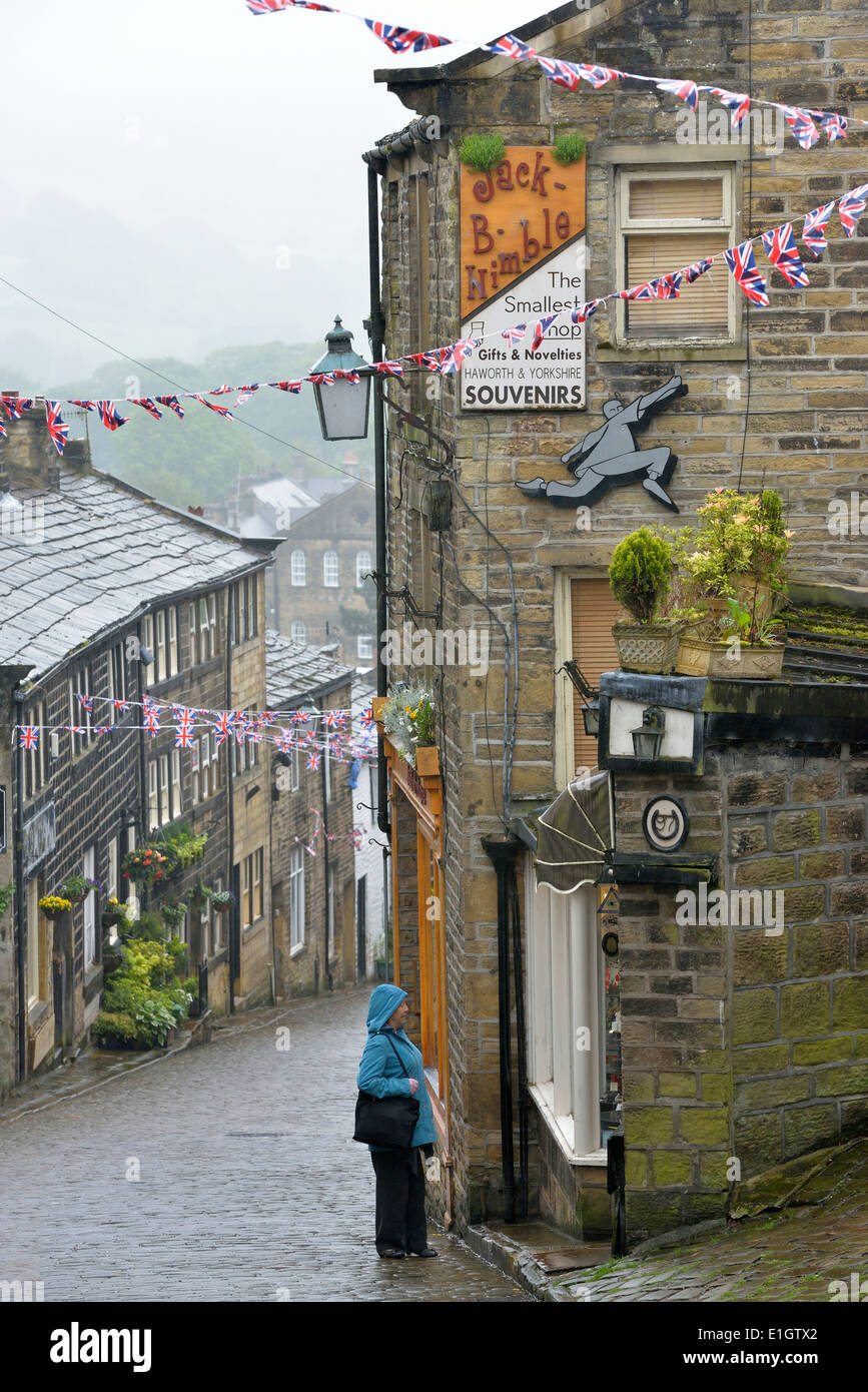 Schauen unten Hauptstraße im Dorf von Haworth, wo die Bronte Familie lebte. West Yorkshire. UK Stockfoto