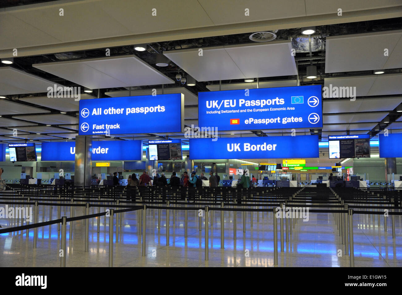 London, UK, Heathrow Terminal 2 wird nach umfangreichen 2 £5bn Sanierung als Queen es Terminal geöffnet. Flüge sind Flüge nach mit 34 abgeschafft werden nur 10 % der Kapazität am ersten Tag. UK Grenzkontrolle bei Ankunft Credit: JOHNNY ARMSTEAD/Alamy Live News Stockfoto