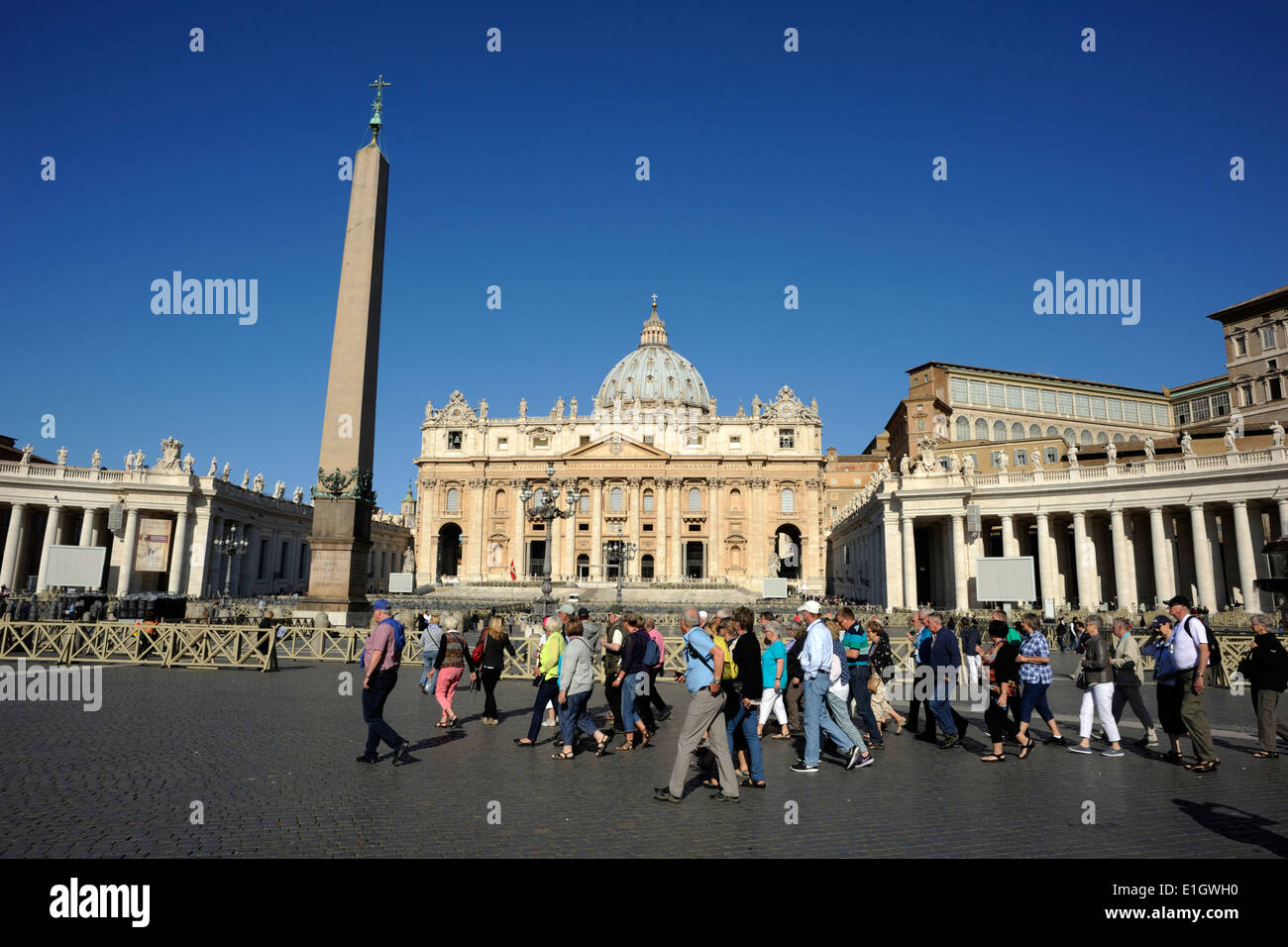 Italien, Rom, Petersplatz, Gruppe von Touristen Stockfoto