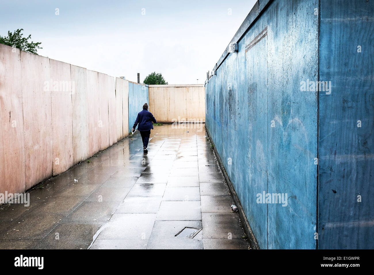 Eine Person, die zu Fuß in Laindon Einkaufszentrum in Basildon. Stockfoto