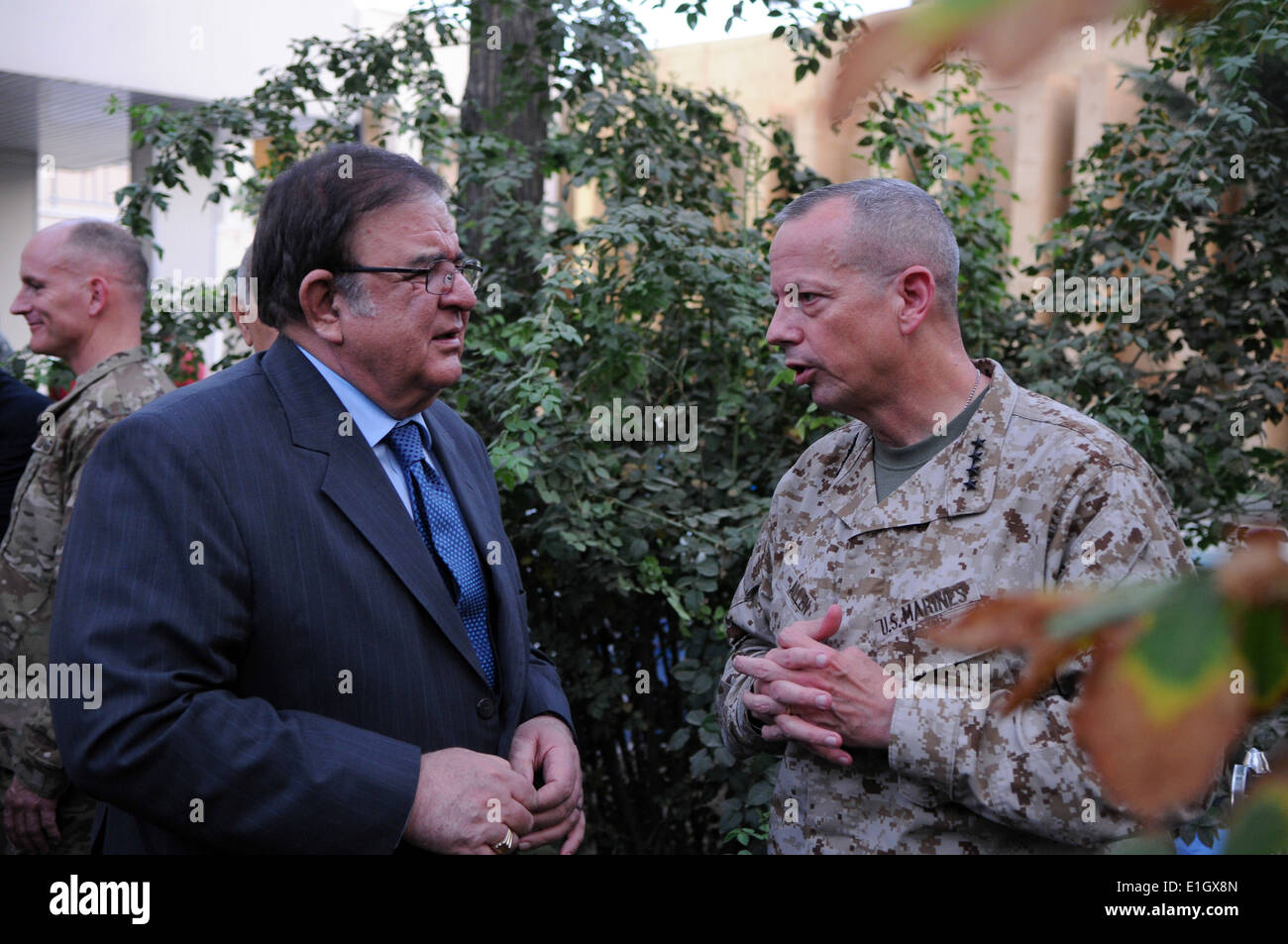 US Marine Corps General John R. Allen, rechts, der International Security Assistance Force (ISAF) Kommandant und Verteidigungsminister Stockfoto