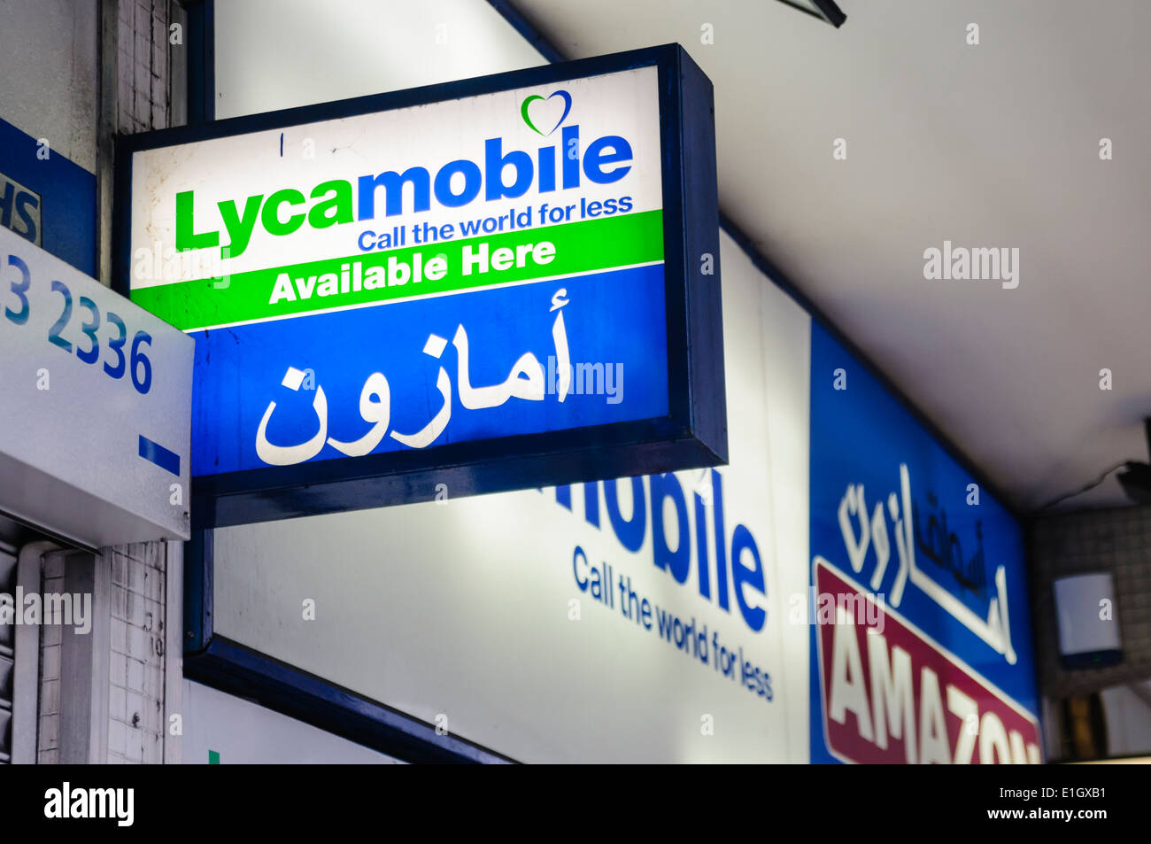 Lycamobile Handy-Shop anmelden, auf Englisch und Arabisch Stockfoto