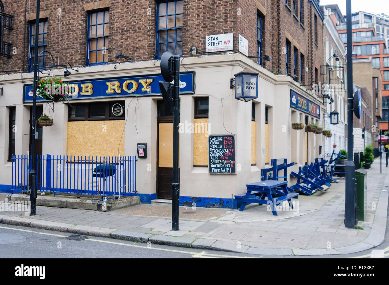 Rob Roy, einem geschlossenen hinunter und mit Brettern vernagelt Kneipe im Zentrum von London, die aus dem Geschäft gegangen ist Stockfoto