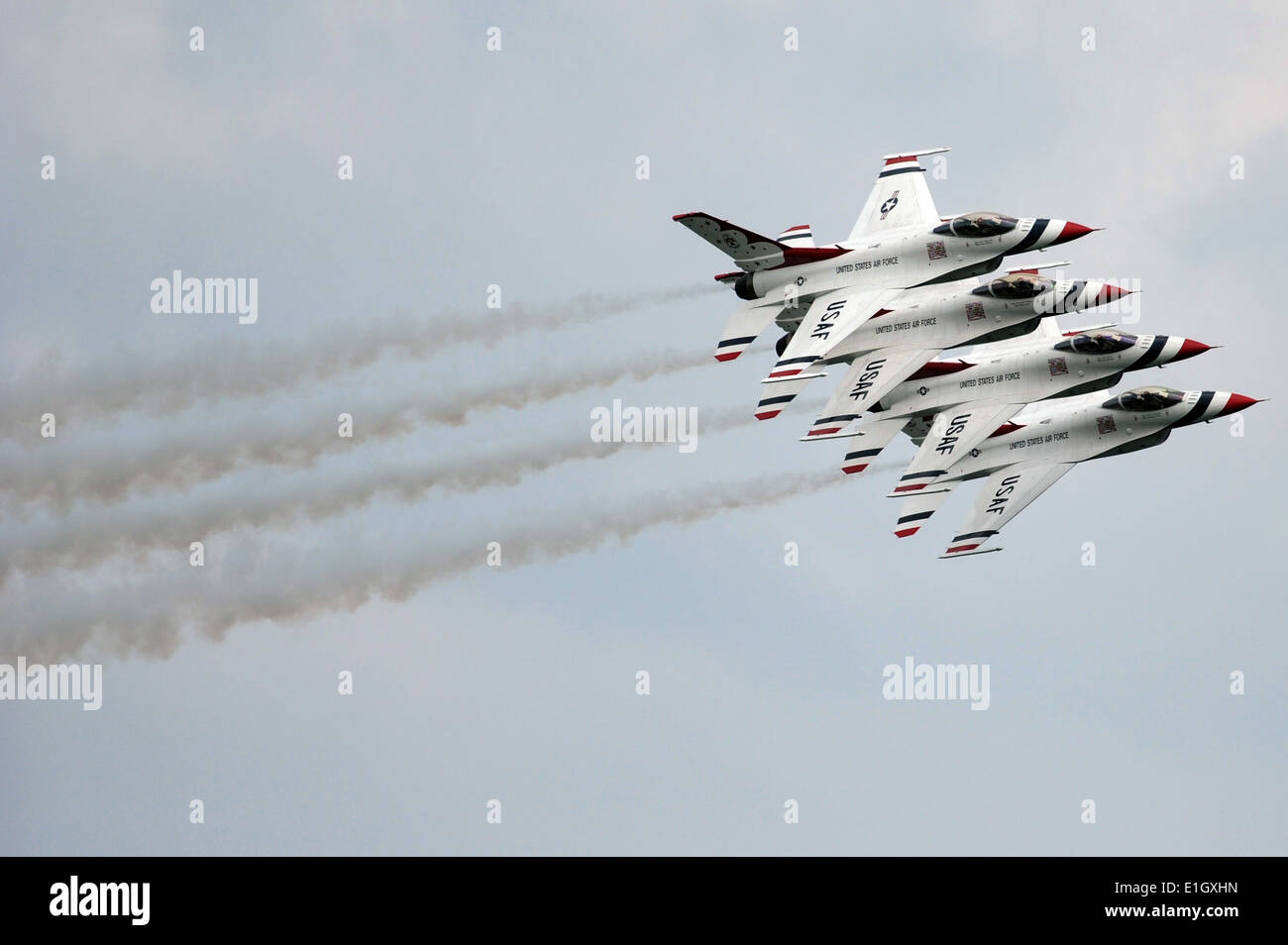 Die US-Air Force Thunderbirds Air Demonstration Squadron führt während der Milwaukee Luft und Wasser zeigen bei Bradford Beach, Stockfoto