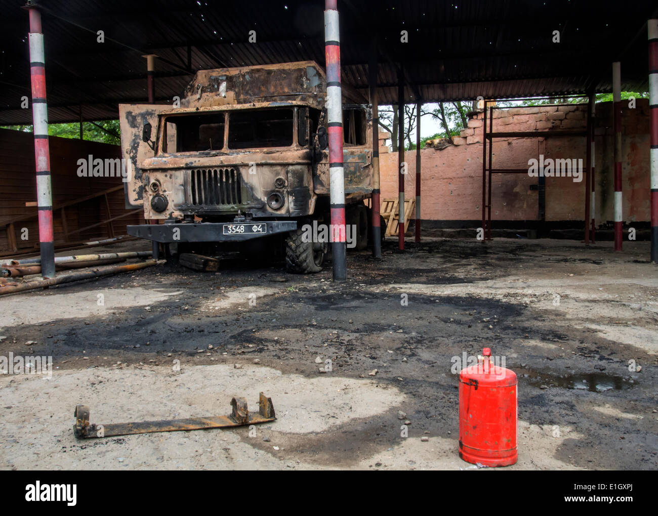 Luhansk, Ukraine, 4. Juni 2014. Ukrainischen Nationalgarde Soldaten vor dem Rückzug verbrannt LKW--In Luhansk militanten beschlagnahmt das Militärlager das Regiment stationiert Patrouille Nationalgarde der Ukraine wurde. Angriff dauerte mehr als zehn Stunden. Ca. 300 Kämpfer aus Gewehre, Maschinengewehre, Granaten und Granatwerfer, Scharfschützen auch gefeuert. Bildnachweis: Igor Golovnov/Alamy Live-Nachrichten Stockfoto