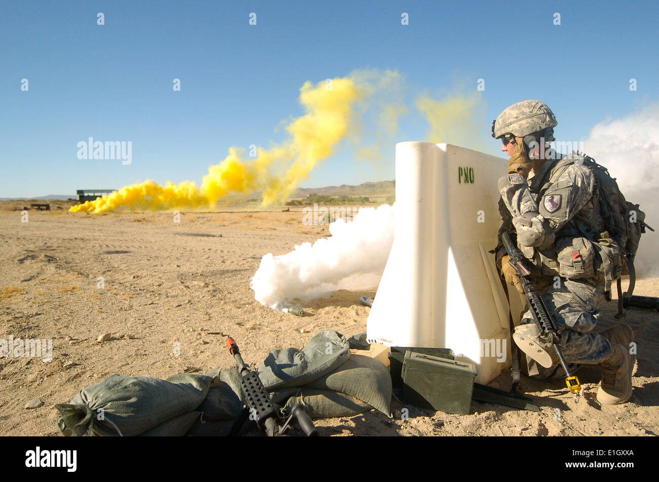 US Army Spc. Matt Zalewski, mit Kilo Truppe, 2. Eskadron, 11th Armored Cavalry Regiment, fordert einem Luftangriff während Traf Stockfoto