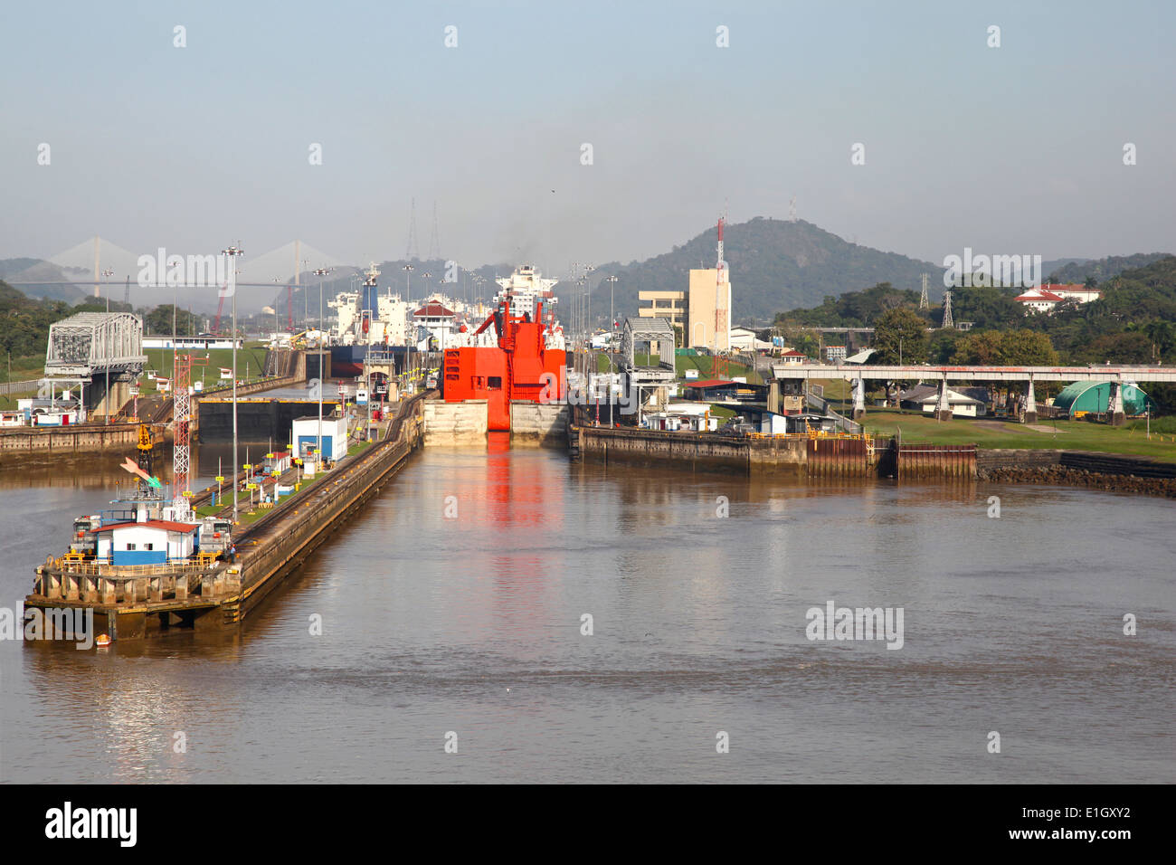 Annäherung an die Mira Flores-Sperre in den Panama-Kanal, sind Frachtschiffe in den Kammern, Panama, Mittelamerika. Stockfoto
