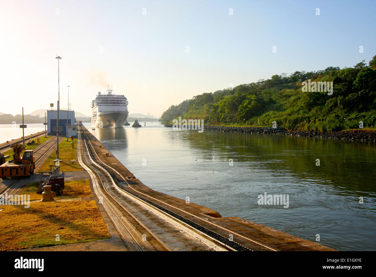 Kreuzfahrtschiff betritt die Miraflores-Schleuse in den Panama-Kanal. Vom frühen Morgen an einem schönen sonnigen Tag in Panama, Mittelamerika. Stockfoto Kreuzfahrtschiff betritt die Miraflores-Schleuse in den Panama-Kanal. Vom frühen Morgen an einem schönen sonnigen Tag in Panama, Mittelamerika. Stockfoto