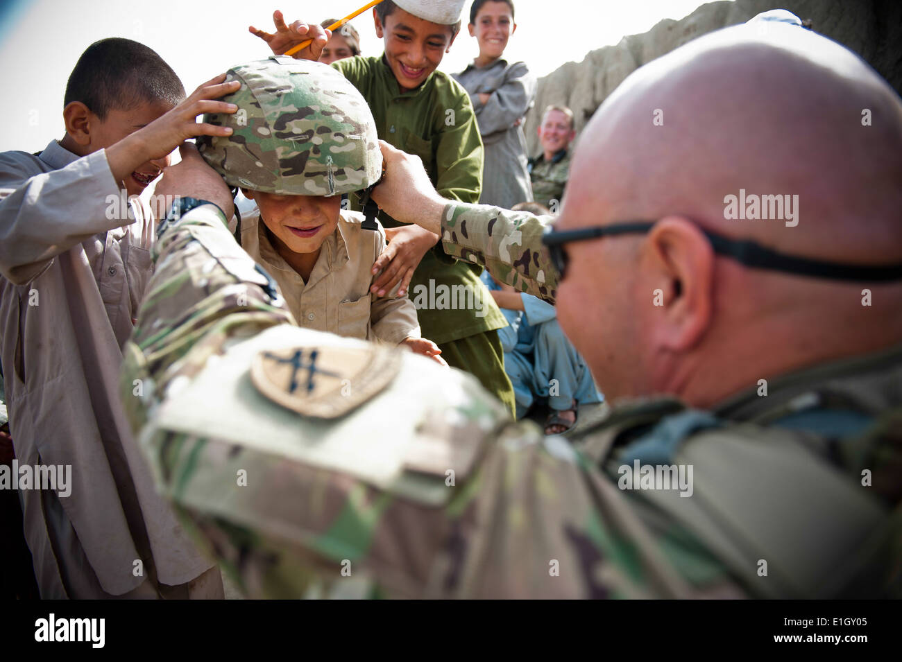 US Army 1st Lt. Shane Smith, richtig, mit den Paktika Provincial Reconstruction Team (PRT), legt seinen fortgeschrittenen Kampf Helm Stockfoto