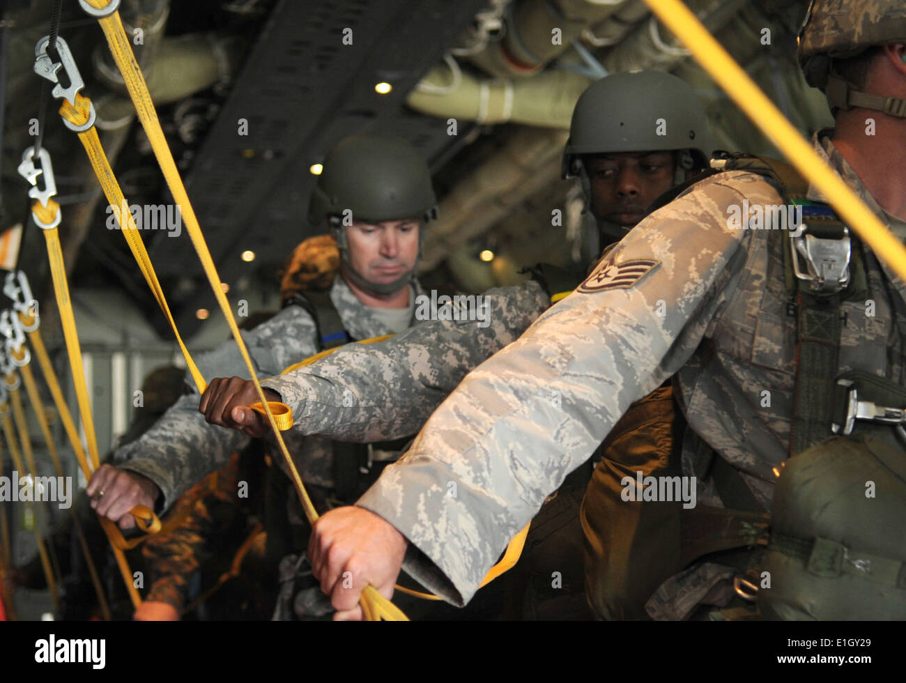 US-Soldaten und Flieger und Alliierten Fallschirmjäger vorbereiten, einen static-Line Sprung von einer Luftwaffe C-130J Super Hercules durchzuführen Stockfoto