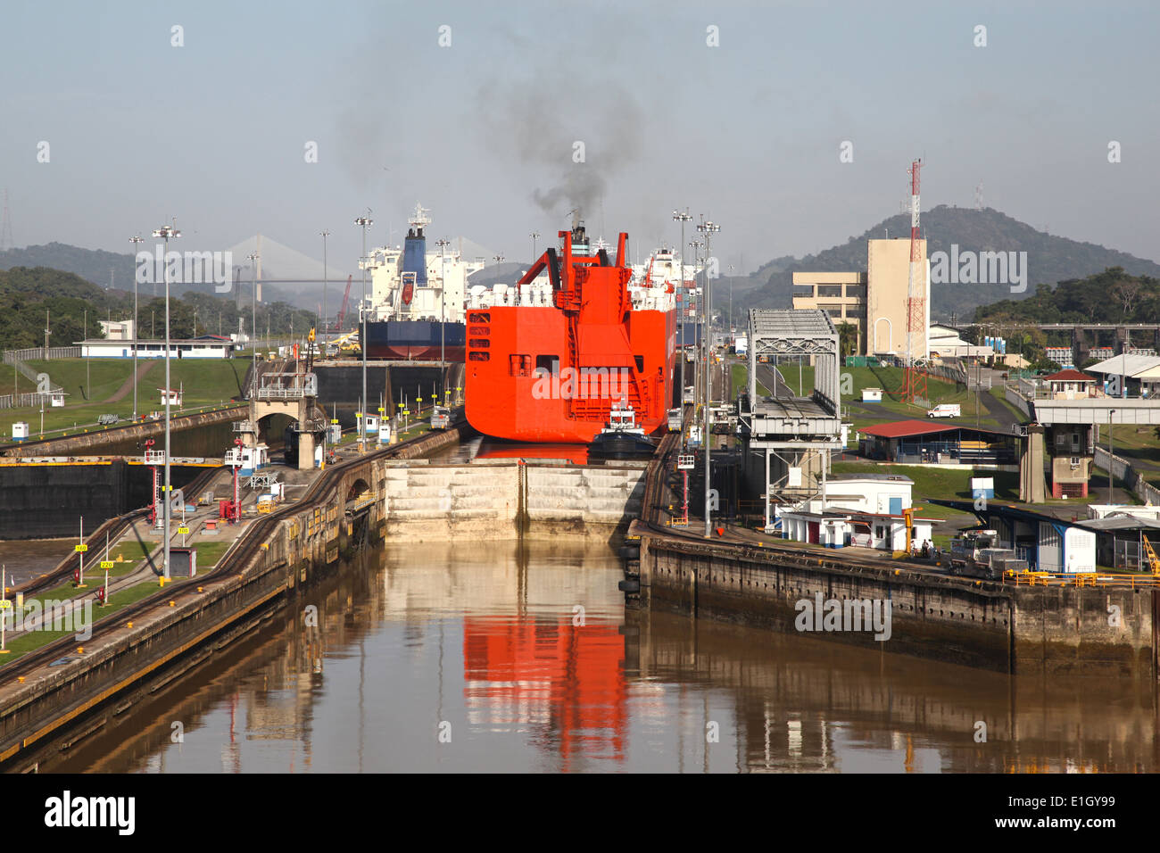 Annäherung an die Mira Flores-Sperre in den Panama-Kanal, sind Frachtschiffe in den Kammern, Panama, Mittelamerika. Stockfoto