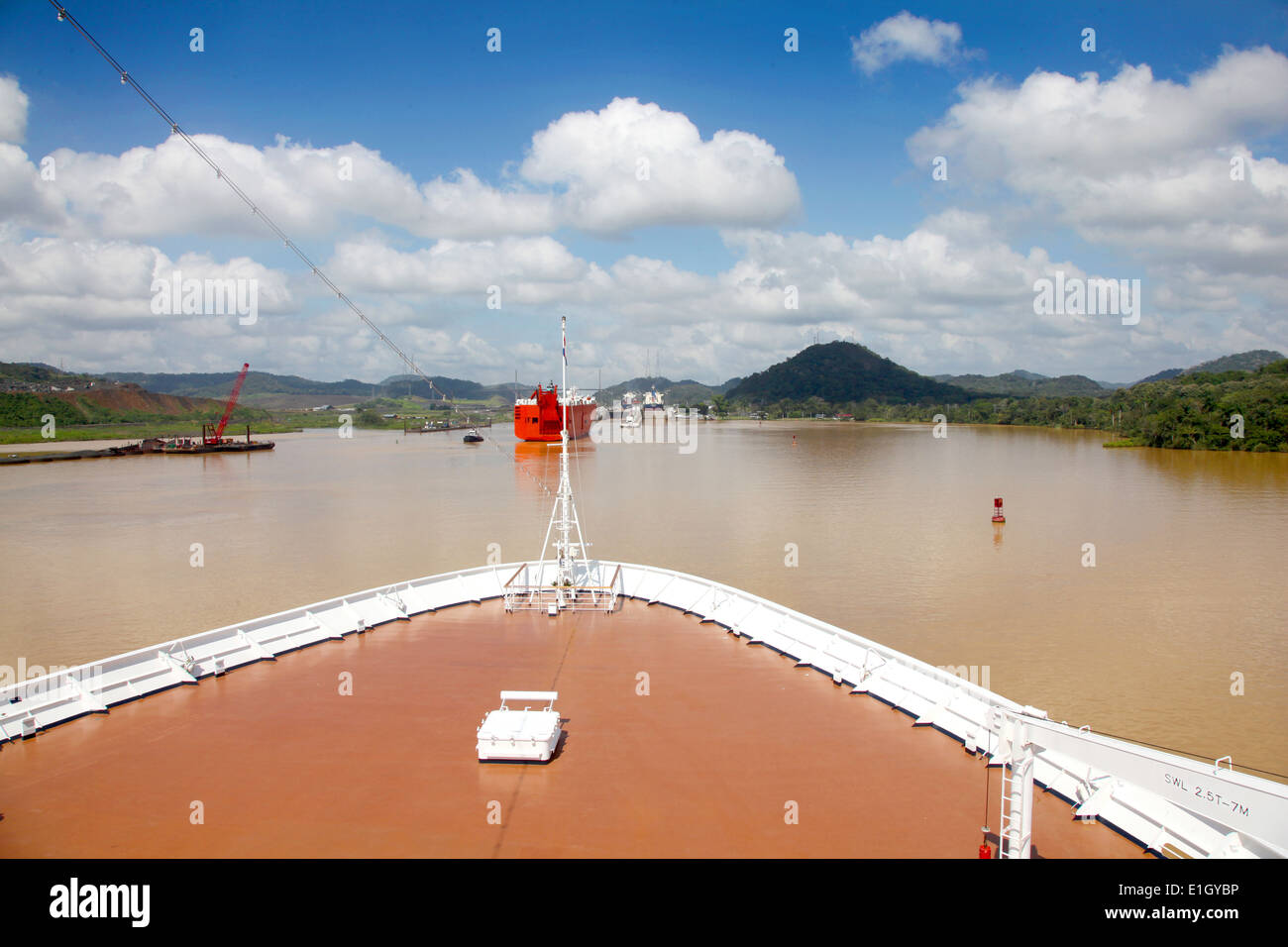Kreuzfahrt Schiff Transite über Gatun See an einem schönen Tag mit Frachtschiffen & Pedro Miguel lock, Panamakanal, Panama. Stockfoto Kreuzfahrt Schiff Transite über Gatun See an einem schönen Tag mit Frachtschiffen & Pedro Miguel lock, Panamakanal, Panama. Stockfoto