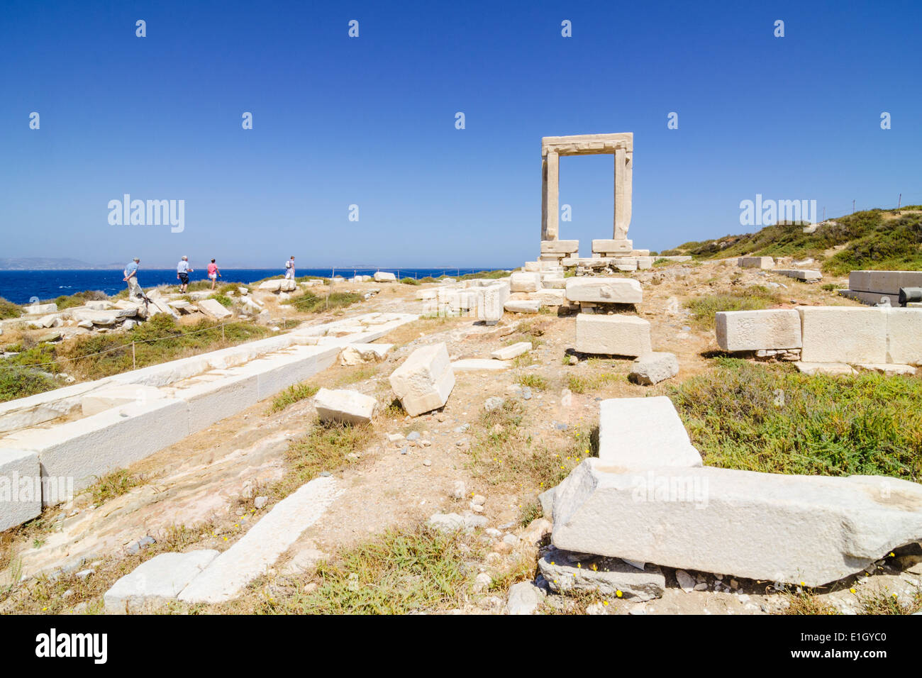 Touristen auf den Tempel des Apollo Arch, Insel Naxos, Kykladen, Griechenland Stockfoto