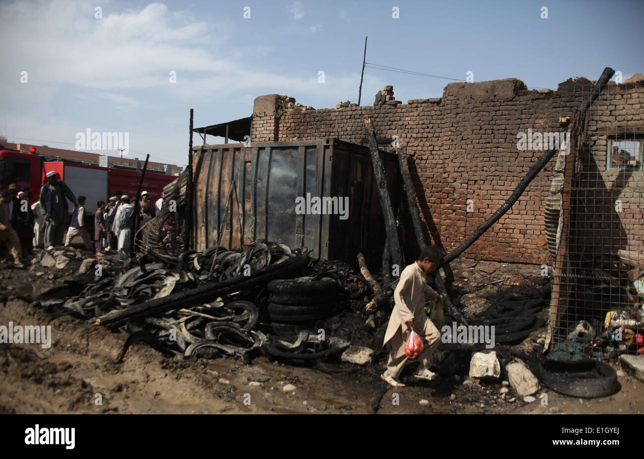 Kabul, Afghanistan. 4. Juni 2014. Afghanische Volk versammeln sich vor einem Markt, der in Kabul, Afghanistan, 4. Juni 2014 verbrannt wurde. Mehrere Geschäfte in einem Markt brannten in der afghanischen Hauptstadt mit keine Verletzten gemeldet. Bildnachweis: Ahmad Massoud/Xinhua/Alamy Live-Nachrichten Stockfoto