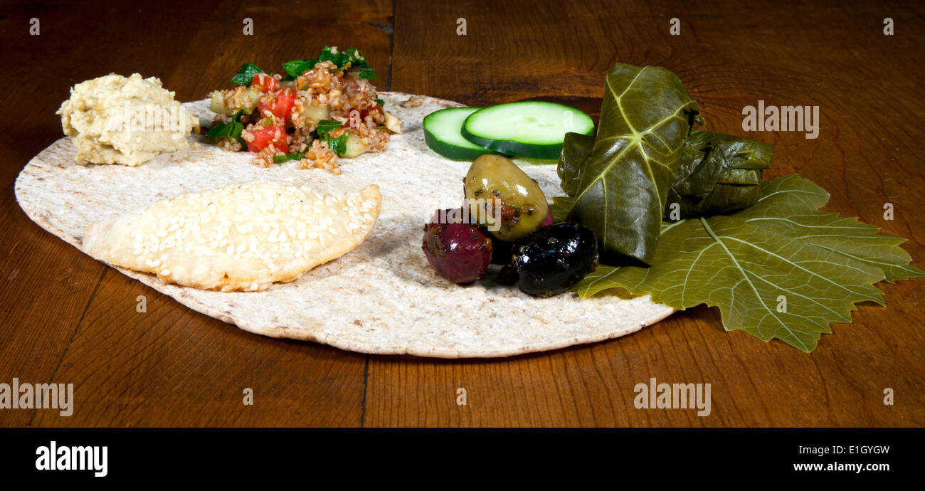 Traditionellen libanesischen Mezza Hummas, taboulé, Dolma, Fatayee und gewürzte Oliven auf Fladenbrot Stockfoto