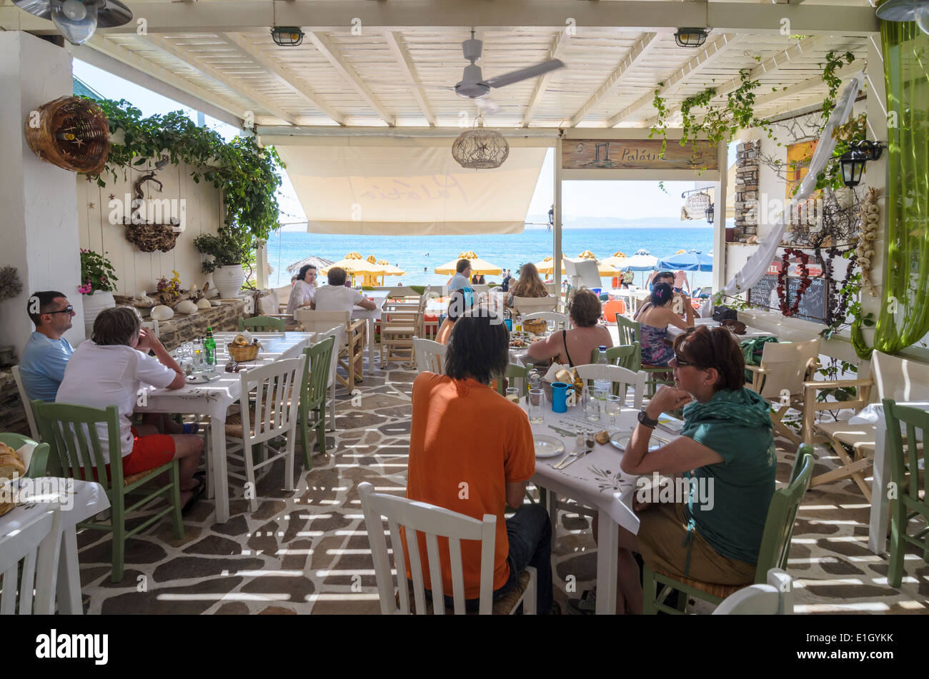 Menschen Essen in einem Agia Anna Strand Taverne, Insel Naxos, Kykladen, Griechenland Stockfoto
