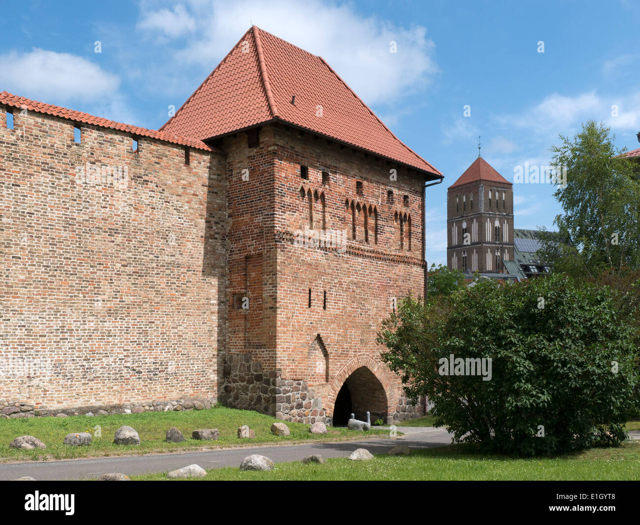 Kuhtor und Nikolaikirche in Rostock, Mecklenburg-Vorpommern, Deutschland Stockfoto
