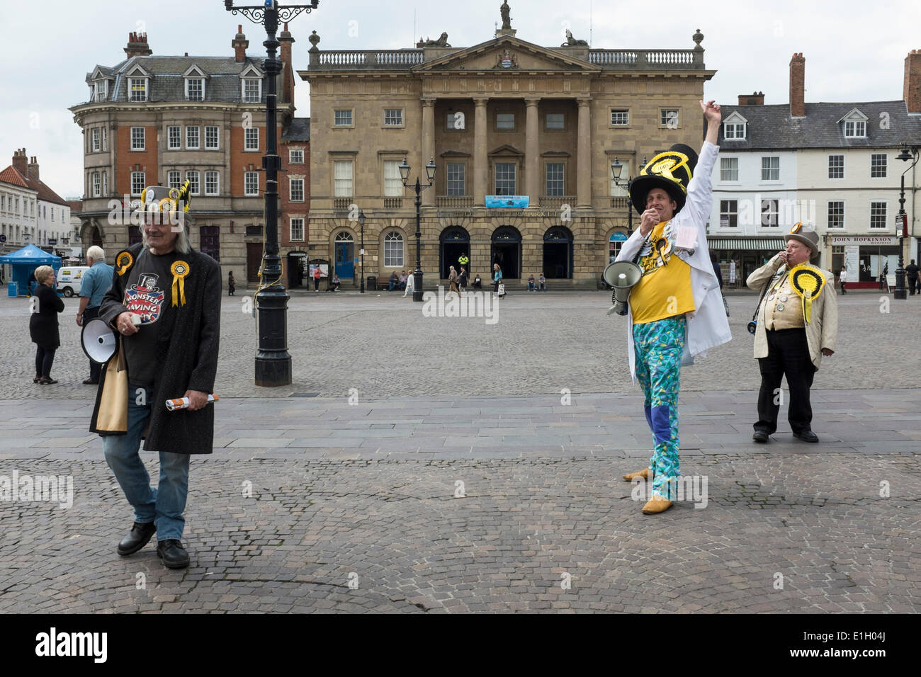 Newark, Großbritannien. 3. Juni 2014. Die Monster Raving Loony Party Werbetätigkeit in Newark durch Wahl 2014. Die Wahl wurde genannt als Ergebnis des Rücktritts des Tory MP Patrick Mercer, die aus den Commons als Folge der Vorwürfe Hut ausgesetzt war hatte er akzeptiert Zahlung für parlamentarische Fragen. Bildnachweis: Mike Abrahams/Alamy Live-Nachrichten Stockfoto