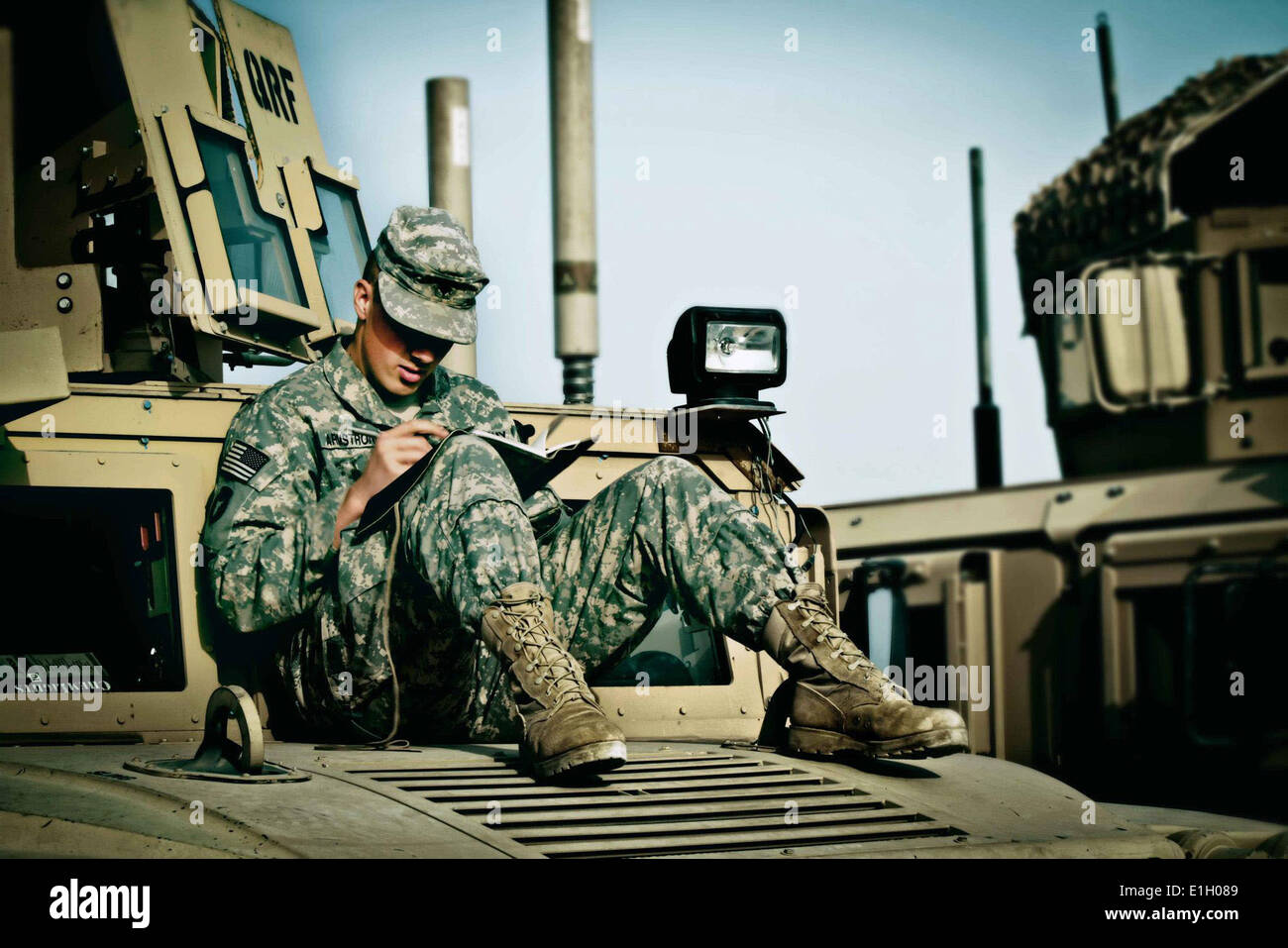 Ein US-Soldat mit der 1st Brigade Combat Team, 34. US-Infanteriedivision schreibt einen Brief während der Bereitstellung am Camp Arifjan, Ku Stockfoto