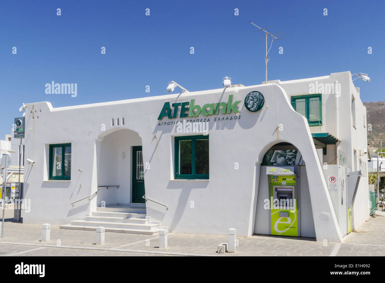 Griechische ATE-Bank mit Geldautomaten in der Wand, Paros, Griechenland Stockfoto
