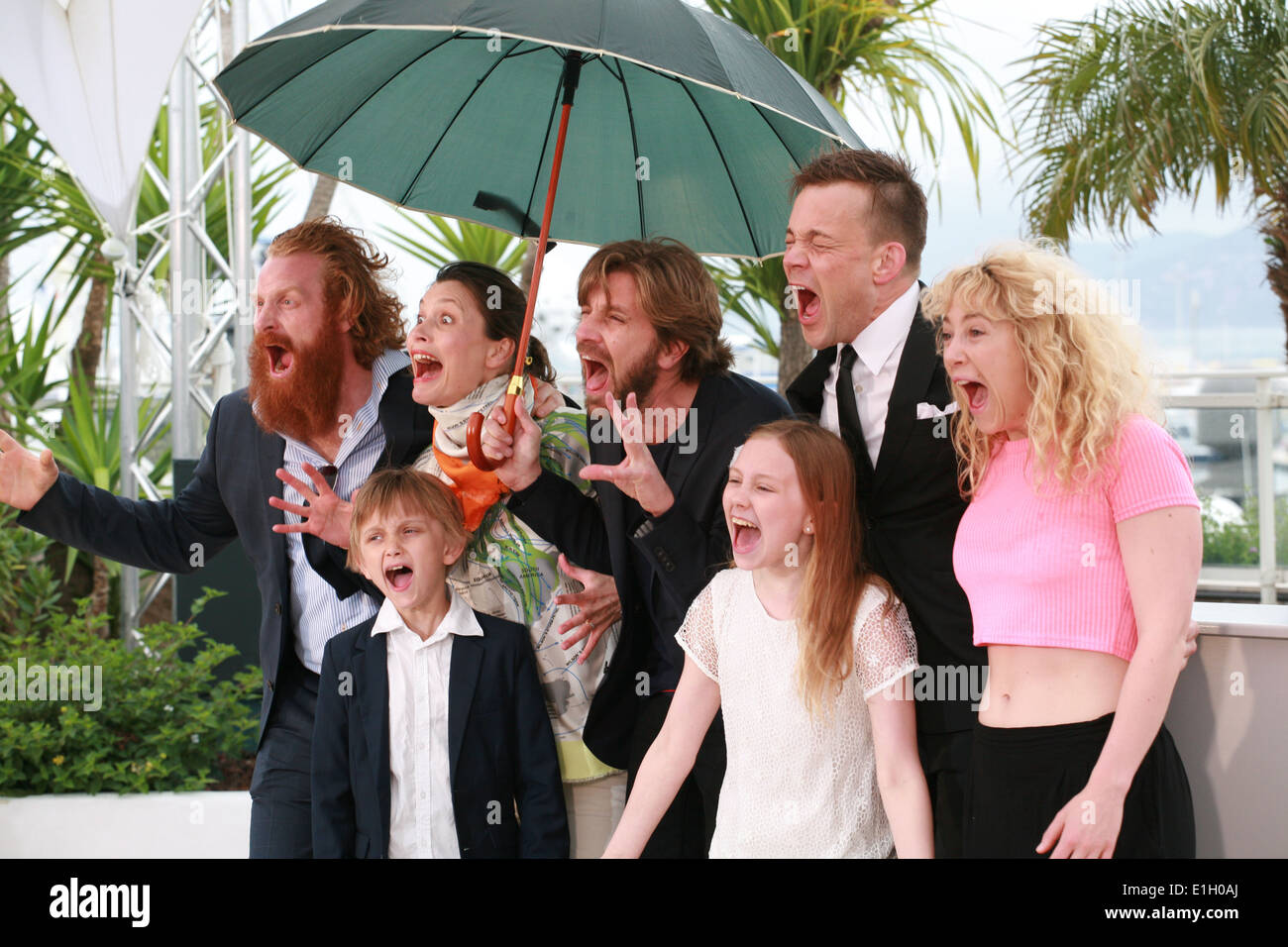 Lisa Loven Kongsli, Clara Wettergren, Ruben Östlund, Vincent Wettergren, Johannes Bah Kuhnke und Kristofer Hivju in cannes Stockfoto