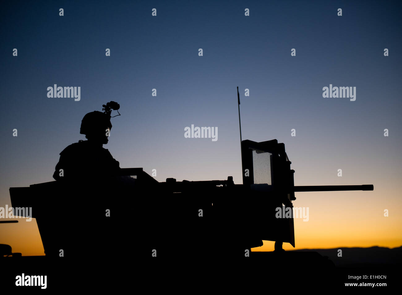 Ein US-Marine mit Battalion Landing Team 3/1 hält Uhr bei Stillstand Sicherheit vor der Durchführung eines Ausbildung Überfall auf Lager Pend Stockfoto