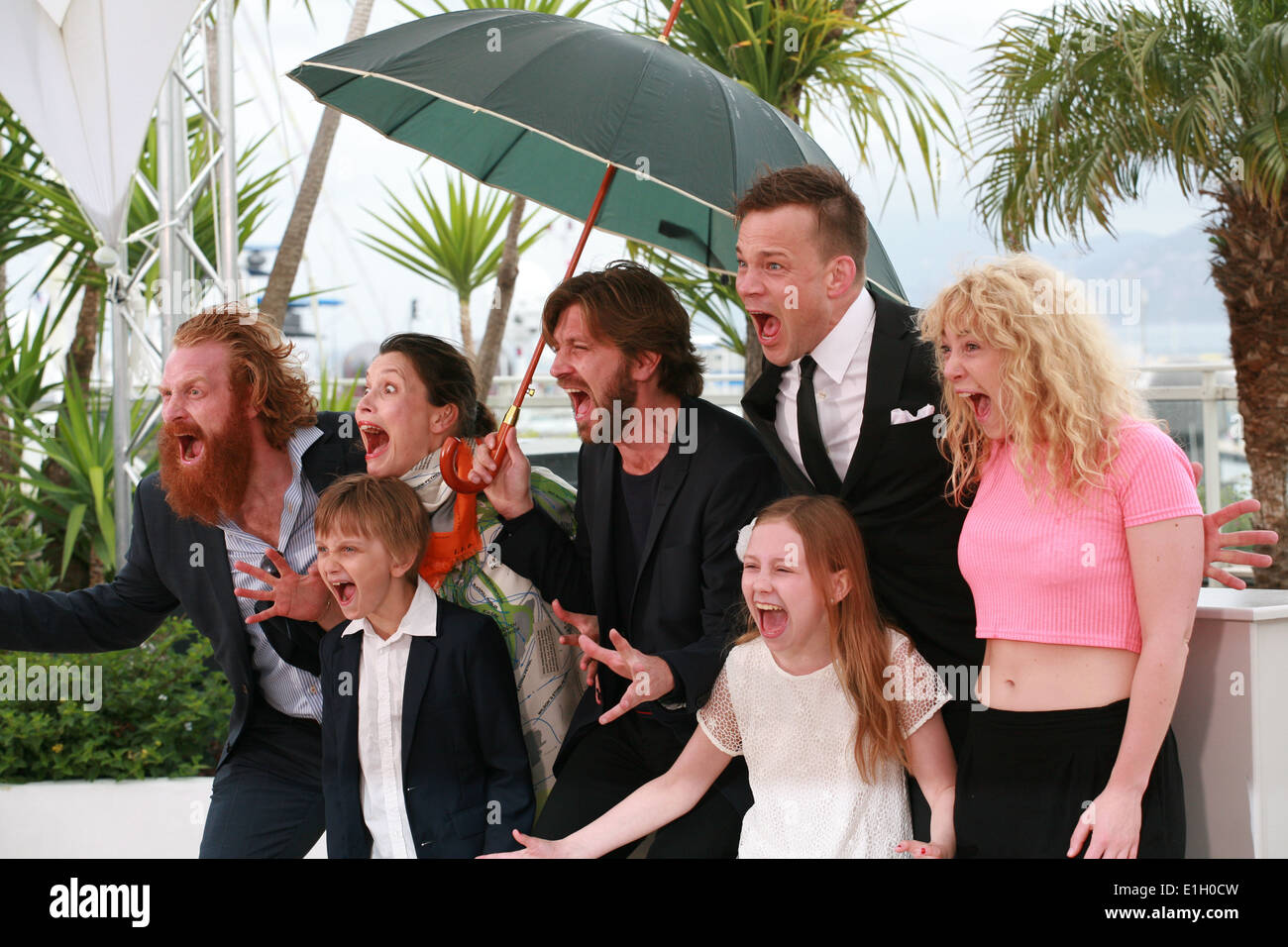 Lisa Loven Kongsli, Clara Wettergren, Ruben Östlund, Vincent Wettergren, Johannes Bah Kuhnke und Kristofer Hivju in cannes Stockfoto