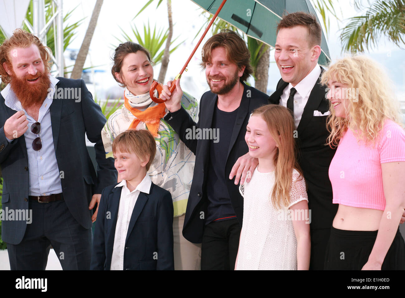 Lisa Loven Kongsli, Clara Wettergren, Ruben Östlund, Vincent Wettergren, Johannes Bah Kuhnke und Kristofer Hivju in cannes Stockfoto