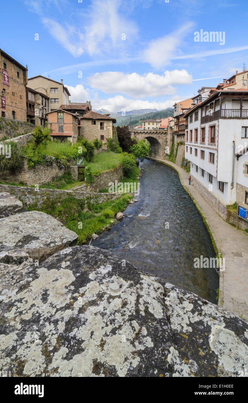 Blick über Potes Stadt aus die Brücke von San Cayetano, Potes, Kantabrien, Spanien Stockfoto