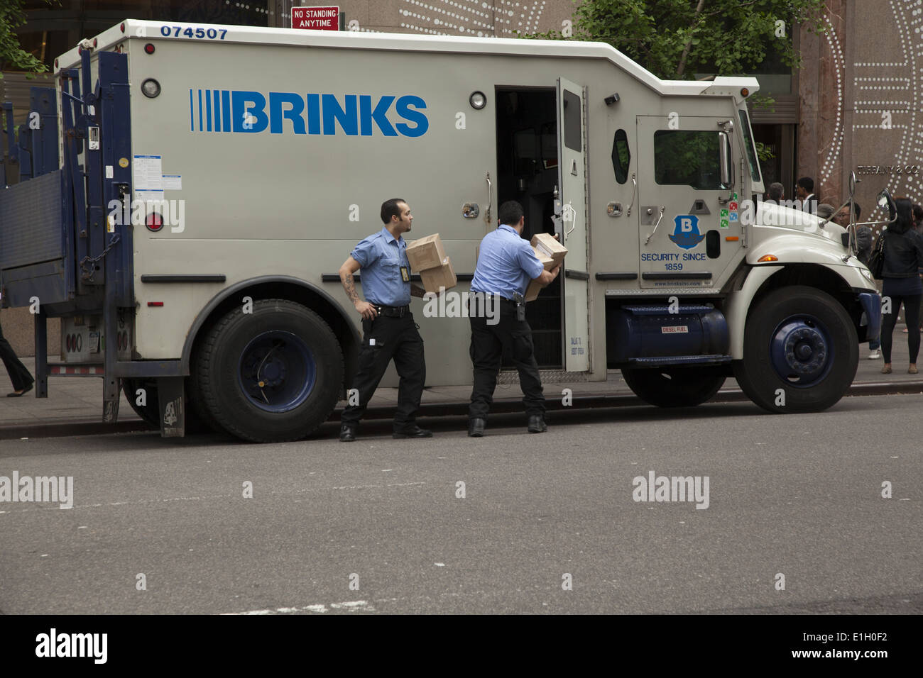 Gepanzerten Lastwagen, die holt & liefert Wertsachen & Geld außerhalb Tiffany in Midtown Manhattan. Stockfoto