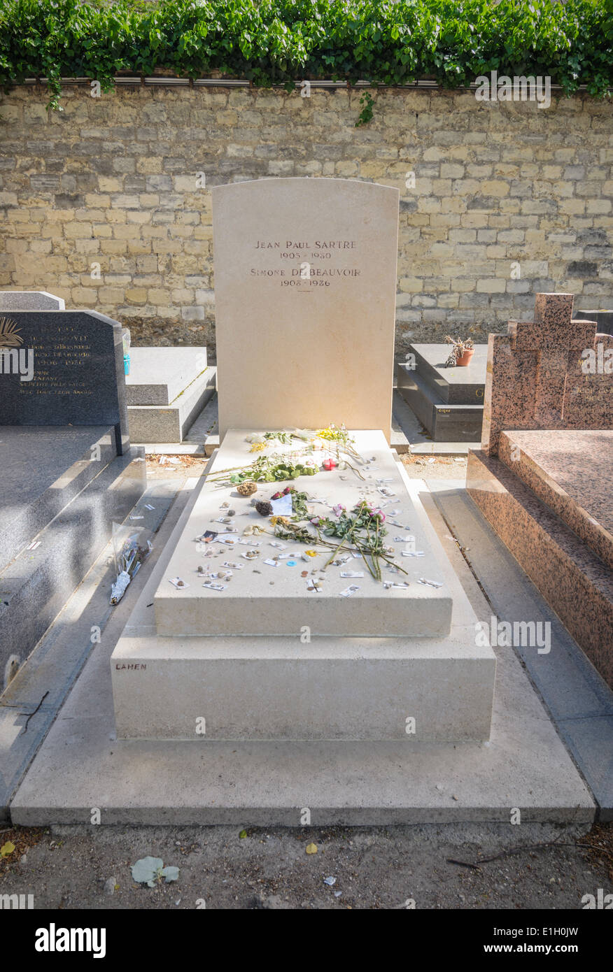 Jean Paul Sartre und Simone de Beauvoir Grab im Friedhof Montparnasse, Paris, Frankreich Stockfoto