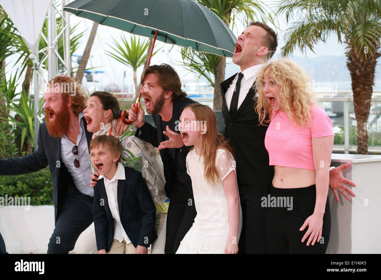 Lisa Loven Kongsli, Clara Wettergren, Ruben Östlund, Vincent Wettergren, Johannes Bah Kuhnke und Kristofer Hivju in cannes Stockfoto
