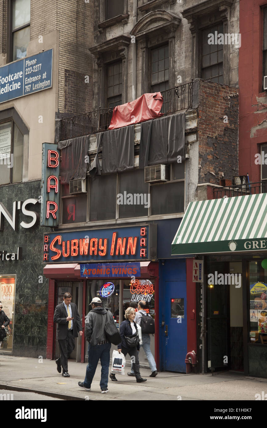 U Inn Bar hat von seiner Seite auf E. 6th Street auf der anderen Straßenseite von Bloomingdales seit 1937 betrieben. Stockfoto