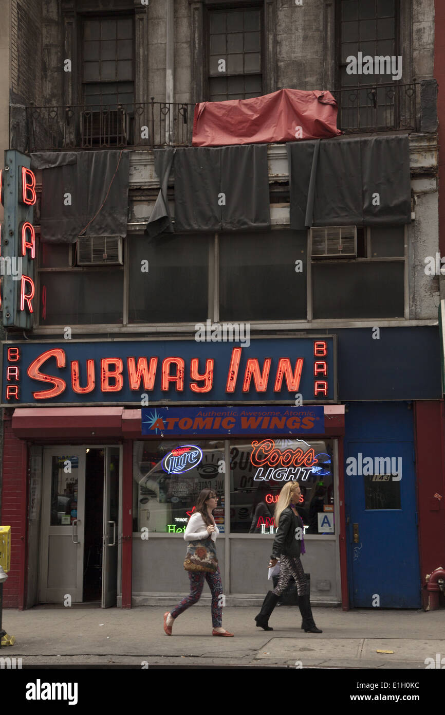 U Inn Bar hat von seiner Seite auf E. 6th Street auf der anderen Straßenseite von Bloomingdales seit 1937 betrieben. Stockfoto
