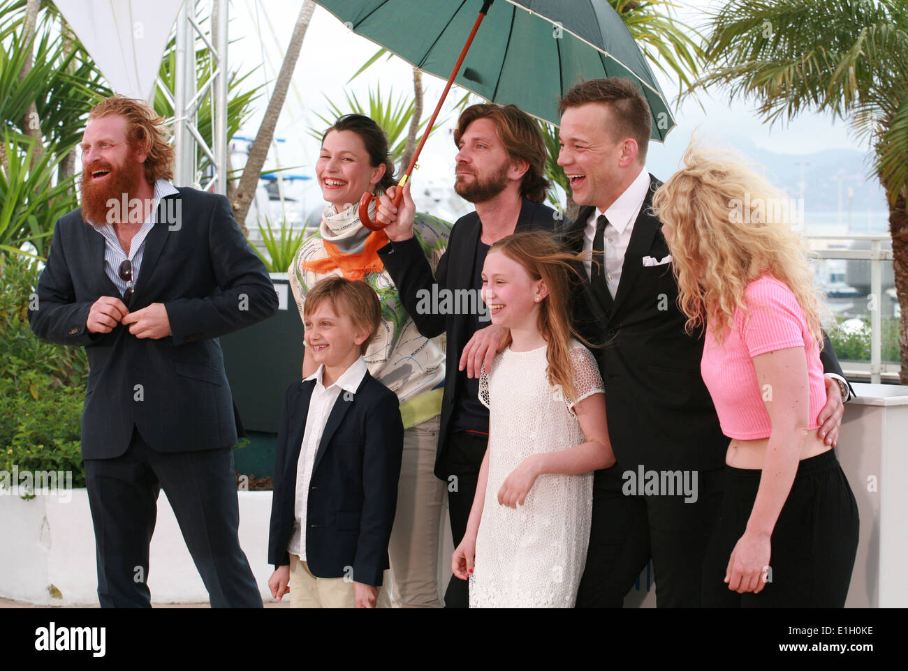 Lisa Loven Kongsli, Clara Wettergren, Ruben Östlund, Vincent Wettergren, Johannes Bah Kuhnke und Kristofer Hivju in cannes Stockfoto