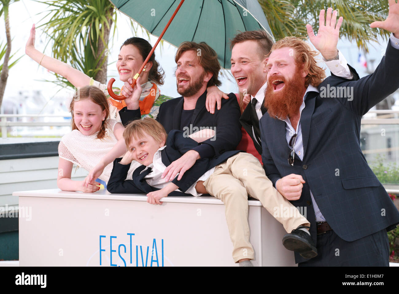 Lisa Loven Kongsli, Clara Wettergren, Ruben Östlund, Vincent Wettergren, Johannes Bah Kuhnke und Kristofer Hivju in cannes Stockfoto