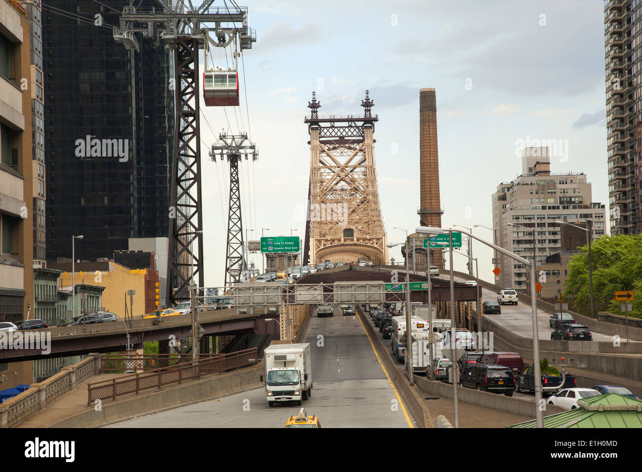 Fahrbahn zu und von der 59. St.Bridge, die Queens & Manhattan mit Roosevelt Island Tramway auf der linken Seite links. Stockfoto