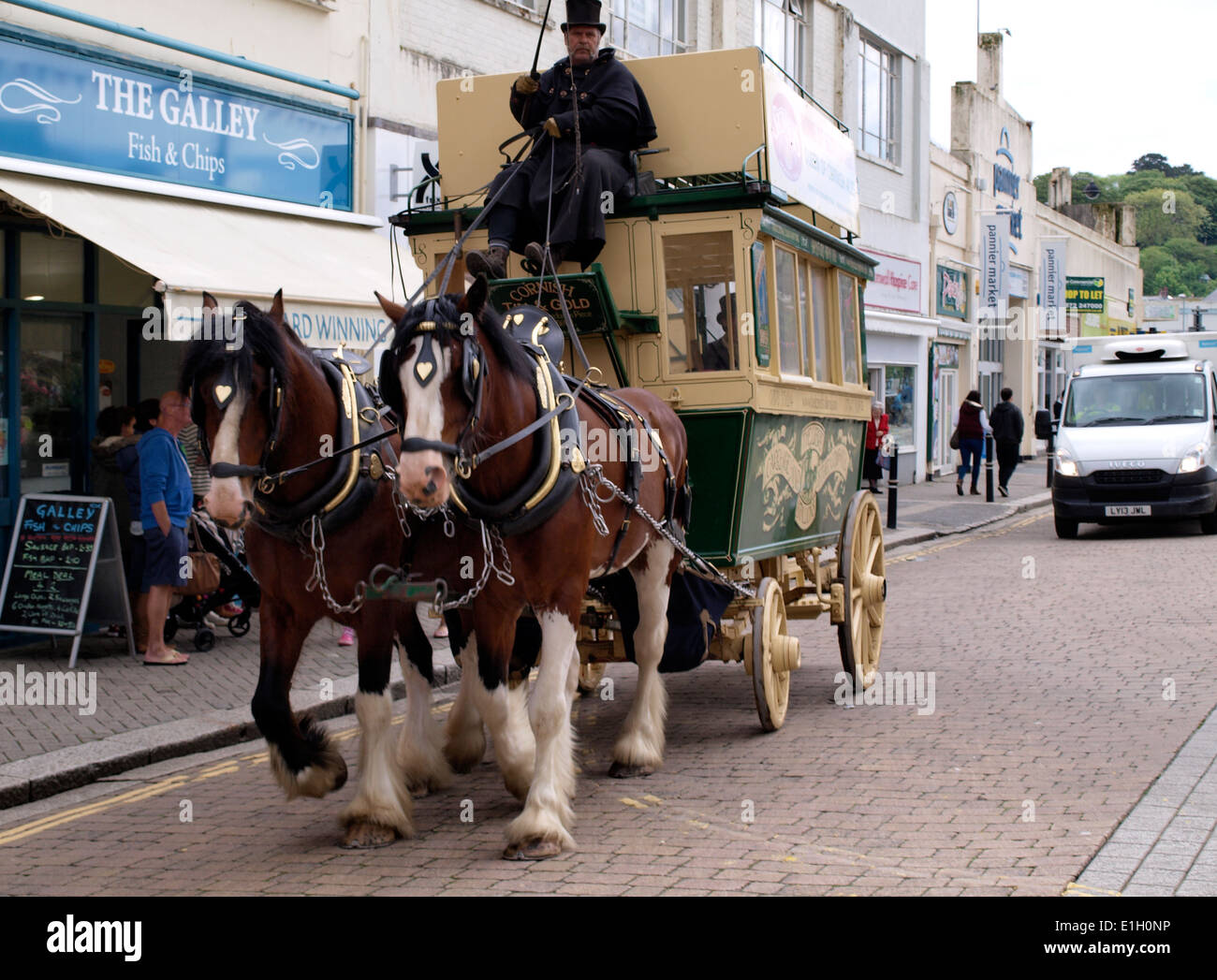 Pferd gezeichneten Wagen Fahrt Touren durch die Stadt Truro, Cornwall, UK Stockfoto