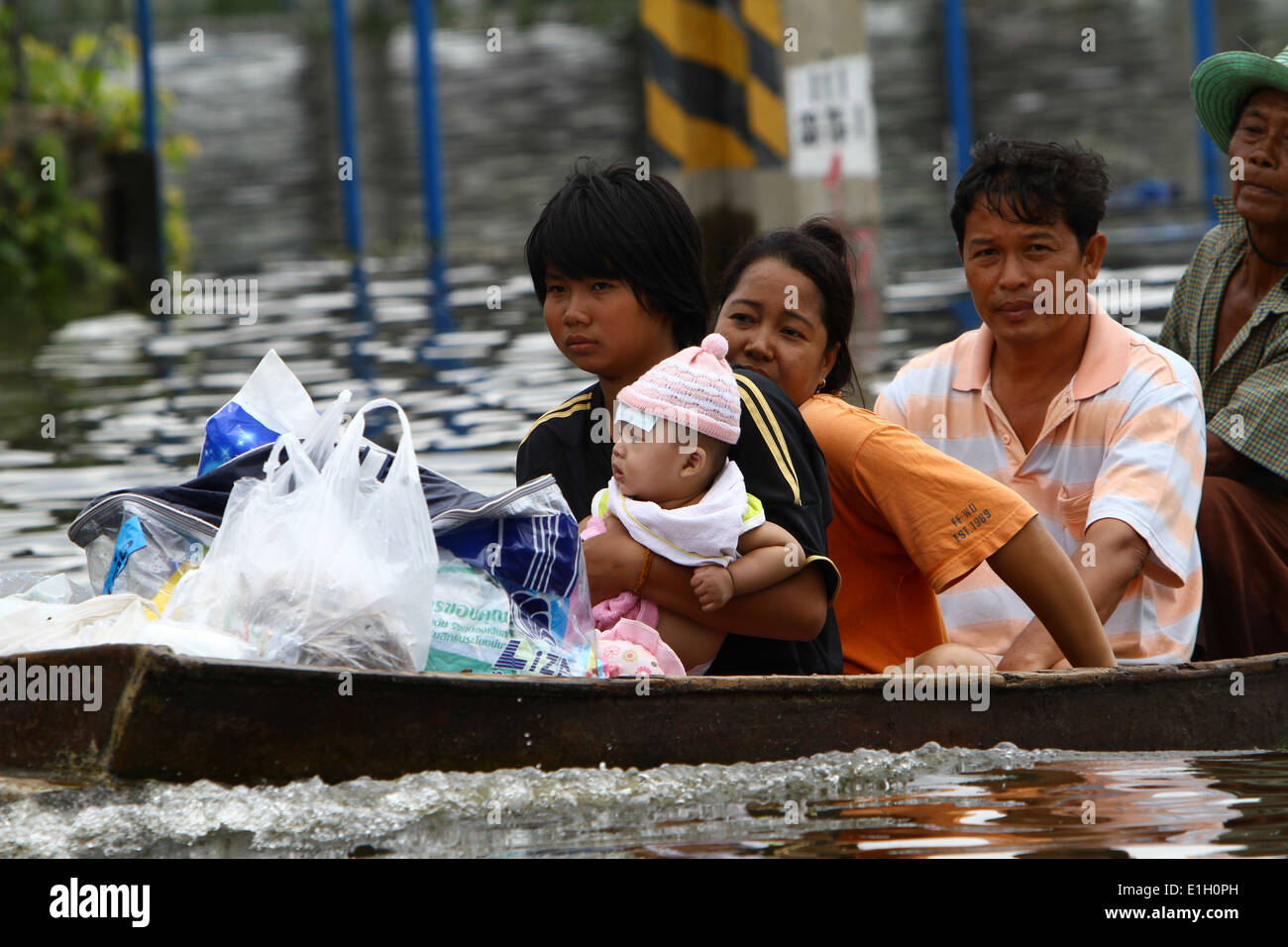 Bewohner sind als ein US humanitäre Bewertung Umfrage Team (HAST) Umfragen die Bereiche in Pathum Thani von Hochwasser betroffen, Stockfoto