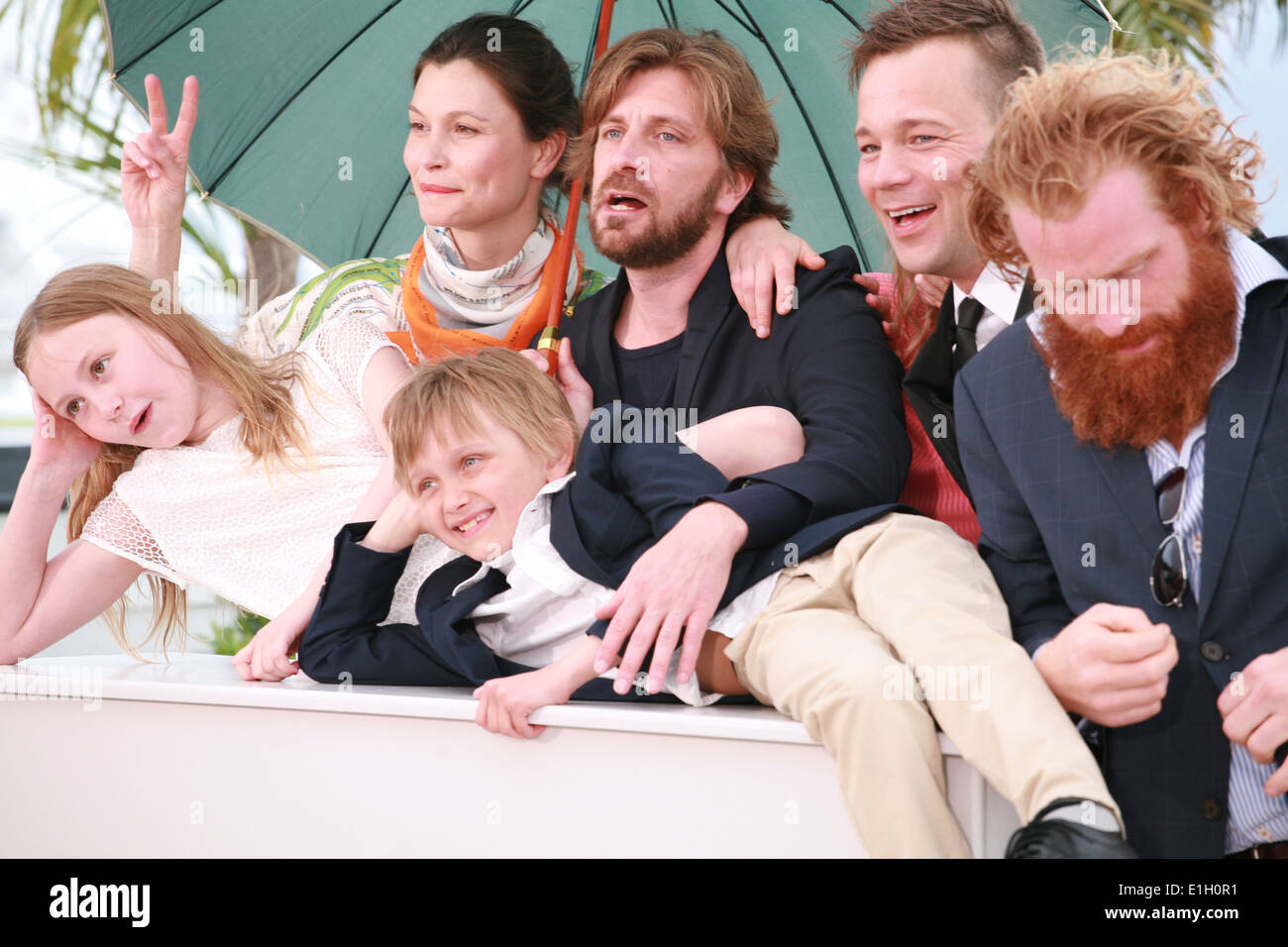Lisa Loven Kongsli, Clara Wettergren, Ruben Östlund, Vincent Wettergren, Johannes Bah Kuhnke und Kristofer Hivju in cannes Stockfoto