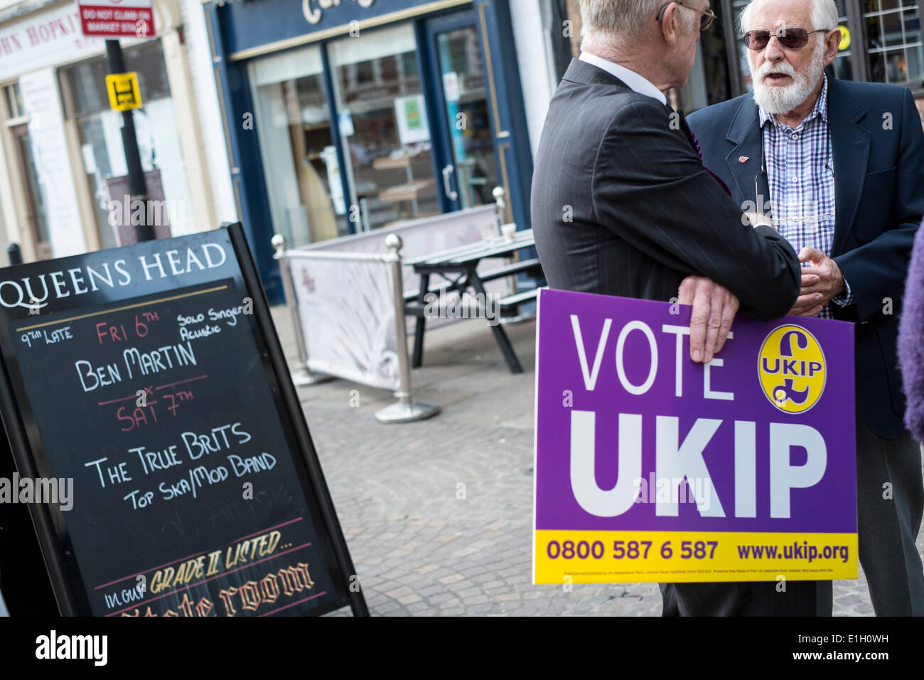 Newark, Großbritannien. 3. Juni 2014. Die UKIP Unterstützer Kampagnen in den wichtigsten Platz von Newark. Der Newark durch Wahl 2014. Die Wahl wurde genannt als Ergebnis des Rücktritts des Tory MP Patrick Mercer, die aus den Commons als Folge der Vorwürfe Hut ausgesetzt war hatte er akzeptiert Zahlung für parlamentarische Fragen. Bildnachweis: Mike Abrahams/Alamy Live-Nachrichten Stockfoto