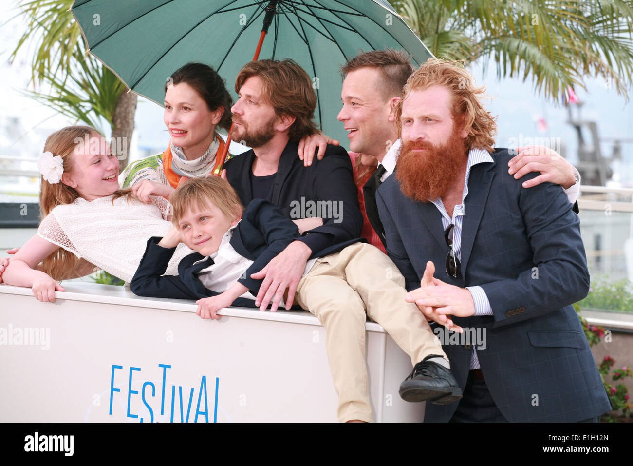 Lisa Loven Kongsli, Clara Wettergren, Ruben Östlund, Vincent Wettergren, Johannes Bah Kuhnke und Kristofer Hivju in cannes Stockfoto