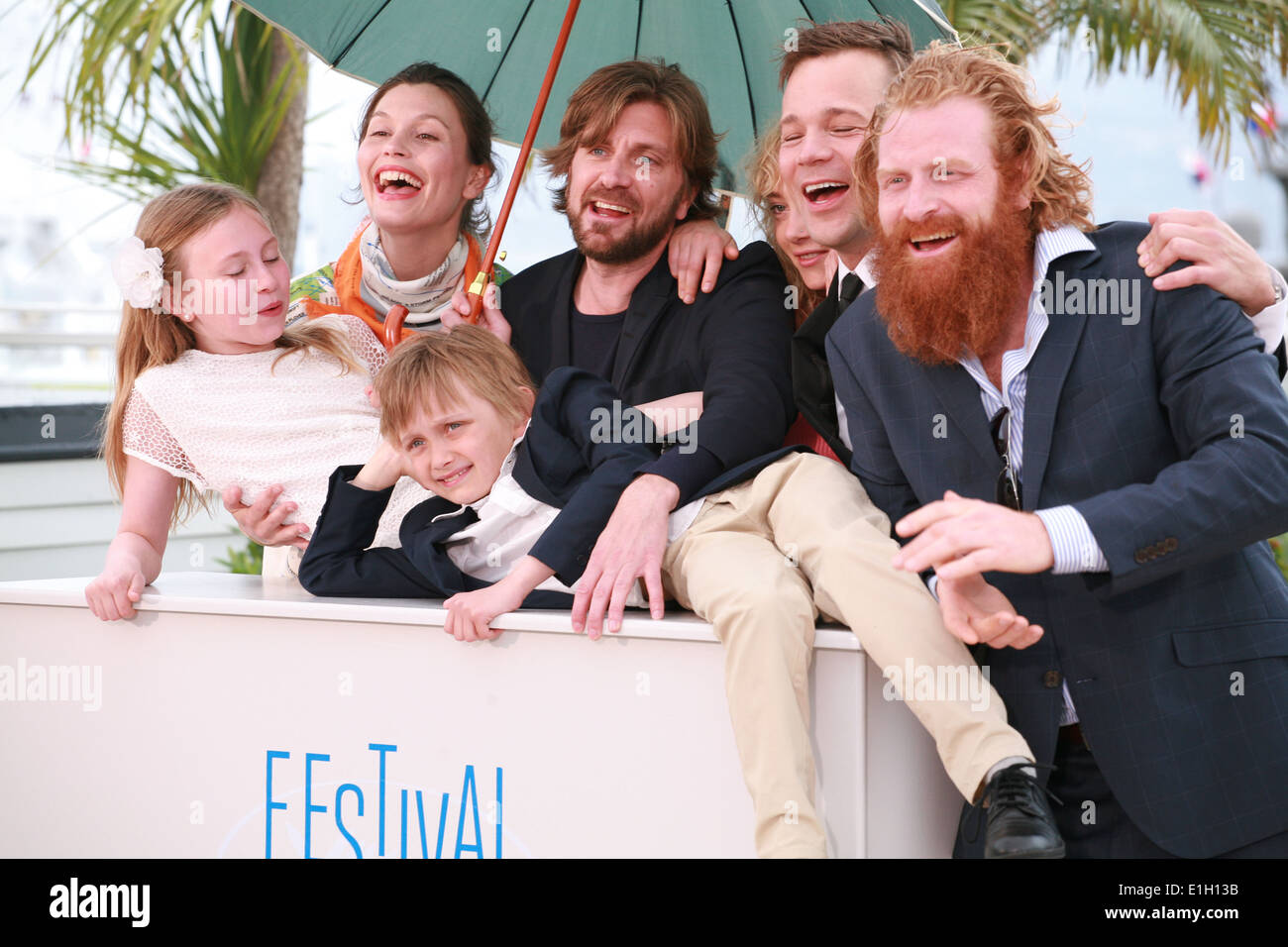 Lisa Loven Kongsli, Clara Wettergren, Ruben Östlund, Vincent Wettergren, Johannes Bah Kuhnke und Kristofer Hivju in cannes Stockfoto